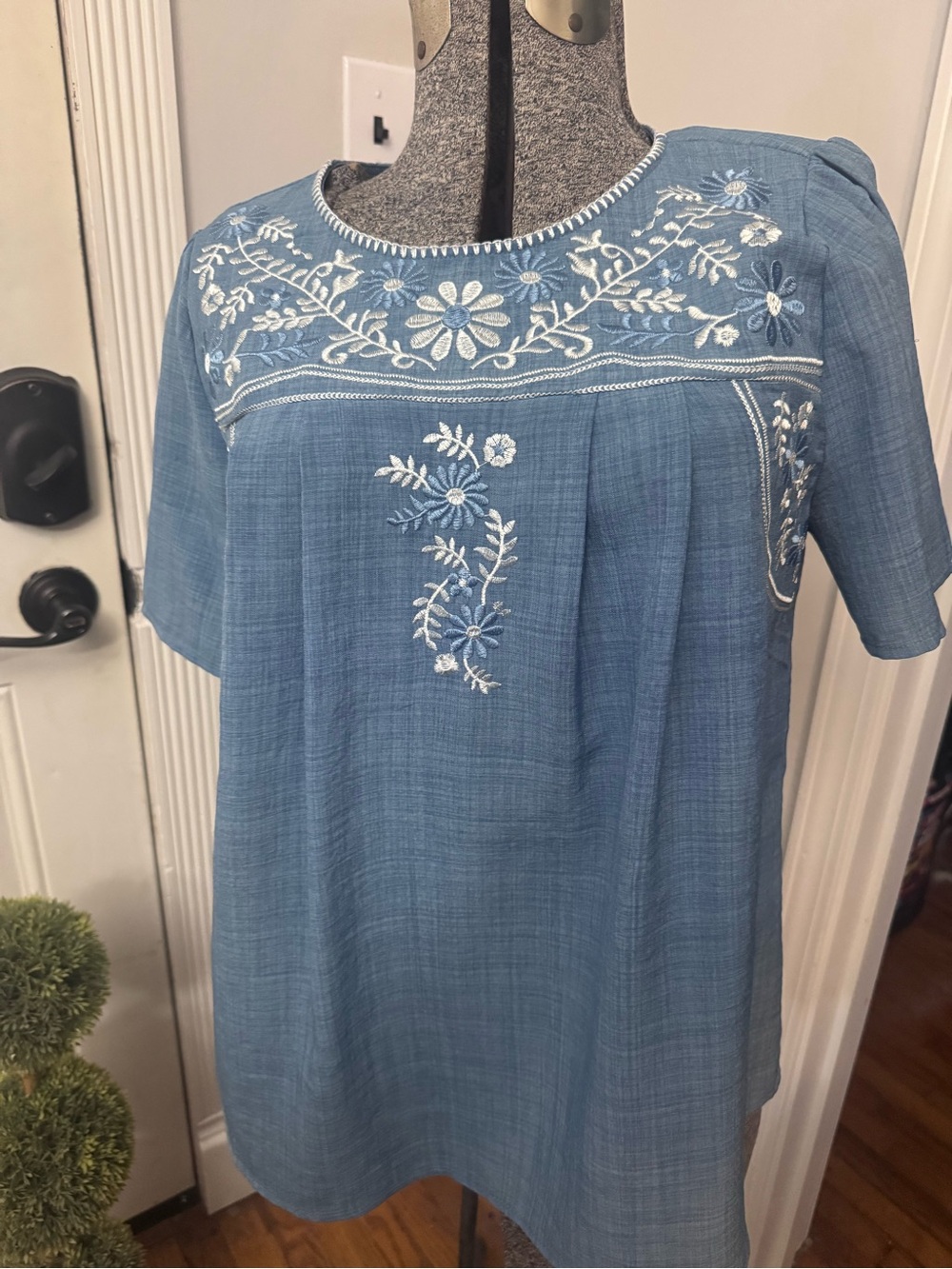 Women’s Hailey & Co Embroidered Blue Floral Short-Sleeve Women's Top Medium
